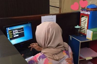 Saking Sukanya Kerupuk, Wanita Ini Bawa Sekaleng Kerupuk ke Kantor