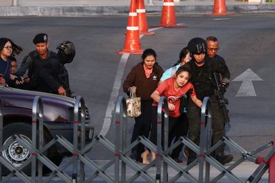 FOTO: Polisi Thailand Mengevakuasi Warga Saat Penembakan Massal