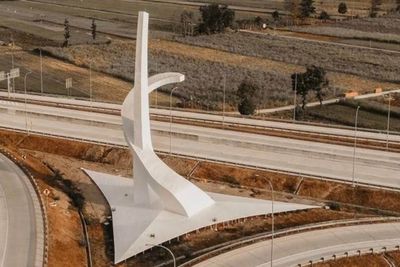 Tugu di Tol Madiun Mirip Palu Arit, Begini Penjelasan Jasa Marga