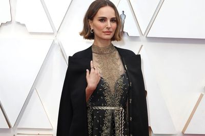 Intip Pesan Feminis pada Gaun Natalie Portman di Oscar 2020