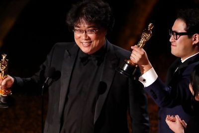 Sutradara Parasite Sempat Terkesima Memegang Piala Oscar Pertamanya