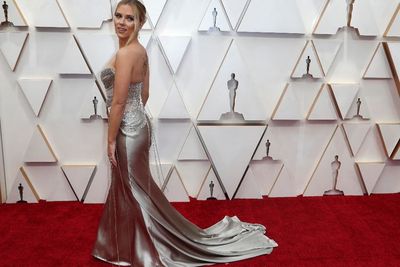 FOTO: Pakai Gaun Seksi, Scarlett Johansson Pamer Tato di Oscar 2020