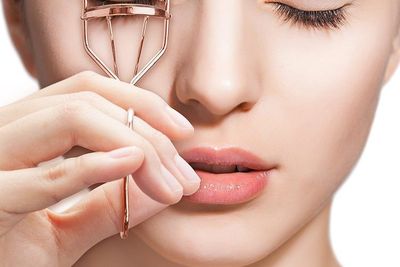 5 Kesalahan saat Menggunakan Penjepit Bulu Mata