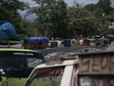 Truk Sumbu 3 Dilarang Melintas Selama Operasi Ketupat 2025, Langsung Ditindak jika Melanggar!