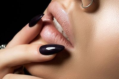 Tips Hilangkan Warna Hitam pada Bibir dengan Minyak Zaitun