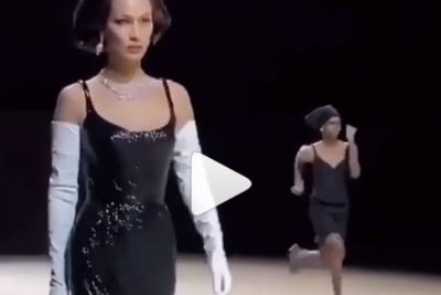 Bikin Salfok, Ada Orang Lari-Lari di Fashion Show Bella Hadid