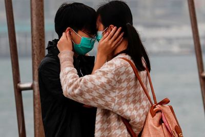 FOTO: Sedih, Ini Cara Rayakan Valentine di Tengah Virus Corona