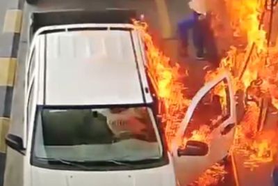 Ngeri! Kebakaran Mobil Terjadi Sewaktu Isi BBM Dengan Pintu Terbuka