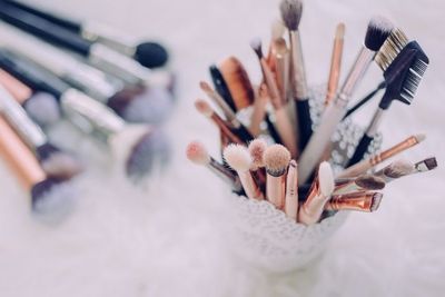 Mencuci Kuas Make Up dengan Air Panas, Benar atau Salah?