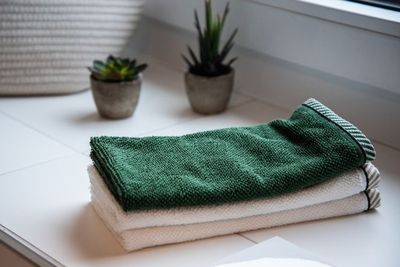 Haruskah Pakai Handuk yang Berbeda untuk Badan dan Wajah?