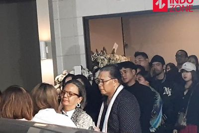 Tiba di Rumah Duka, BCL Disambut Pelukan Rekan Artis