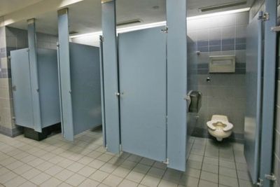 5 Etika Menggunakan Toilet Umum yang Wajib Dipatuhi, Biar Nggak Dimarahi Orang Lain!