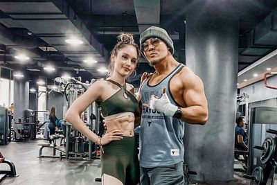 Cinta Laura Pamer Perut Sixpack, Mama: Kayak Gatot Kaca!