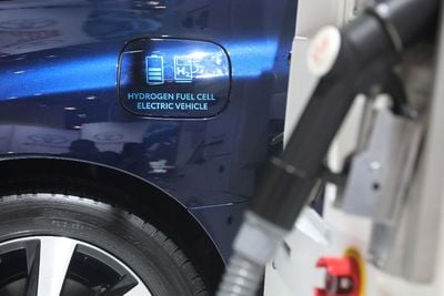 5 Cara Merawat Mobil Listrik Pertama yang Harus Kamu Pahami: Beda dengan Ngerawat Mobil Bensin!