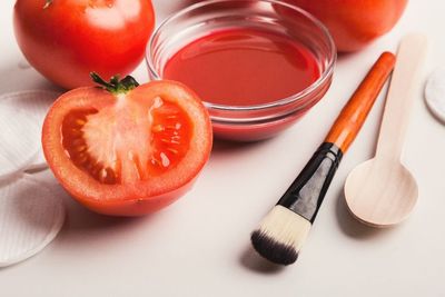 Cara Mudah Bikin Masker Tomat untuk Atasi Komedo di Wajah