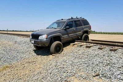 Alasan Dibalik Mesin Mobil yang Tiba-tiba Mati di Atas Rel