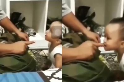 Aksi Lucu Seorang Bocah Ganggu Ayahnya yang Sedang Salat