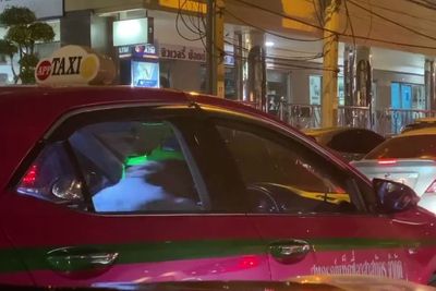 Viral! Supir Taksi Ini Melakukan Sit Up Ketika Mengalami Kemacetan