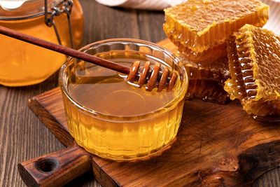 Hempaskan Pori-pori Besar di Wajah dengan Madu!