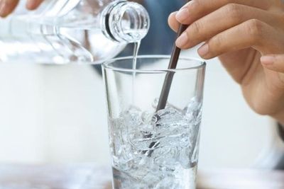 Minum Air Es Bisa Bikin Perut Buncit, Fakta atau Mitos?
