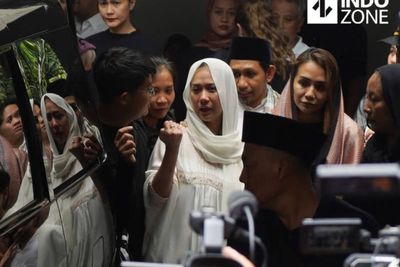 Masih Berduka, Kumpulan Foto Kesedihan BCL yang Bikin Netizen Mewek