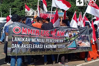 Sejumlah Pemuda Dukung Omnibus Law di Tengah Aksi PA 212
