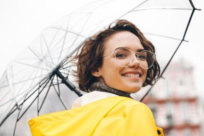 Deretan Fashion Item yang Bikin Kamu Stylish di Musim Hujan