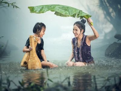 Benarkah Mandi Hujan Bikin Anak Sakit, Begini Penjelasan Ahli