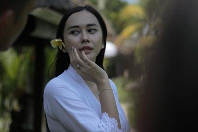 5 Potret Anggun Aura Kasih Pakai Kebaya