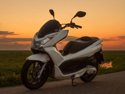 Kenali 5 Perbedaan Honda PCX ABS dan CBS yang Perlu Kamu Ketahui