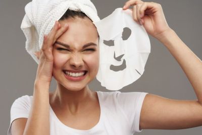 2 Kesalahan Terbesar Pakai Sheet Mask yang Sering Kamu Lakukan, Simak Juga Hacks Viral!