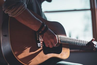 5 Aplikasi Belajar Gitar Offline Gratis di Android dan iOS