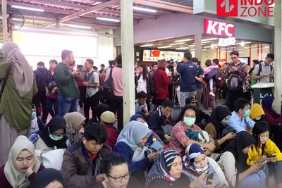 Banjir, Penumpang Berebut Naik Transjakarta di Stasiun Manggarai
