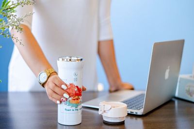 Cuma Pakai Bahan Dapur! Ini Tips Bersihkan Botol Minum dari Kuman dan Bau Tak Sedap