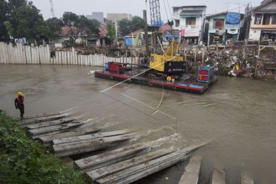 Seorang Remaja Tewas Terseret Arus Sungai Ciliwung