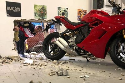 Komplotan Pencuri Nekat Membobol Dinding Guna Curi Ducati Panigale V4R