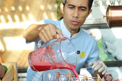 Belajar Meracik Minuman Unik Bersama Bartender