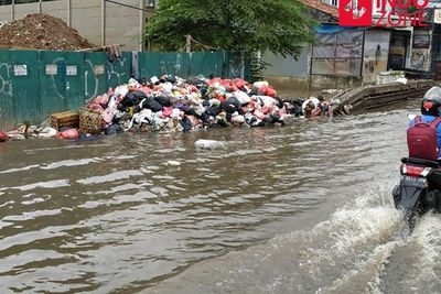Ciledug Banjir, Tumpukan Sampah Meluap Kemana-mana