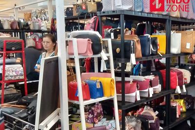 Pentingkah Anak Muda Pakai Barang Branded?