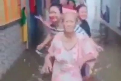 Banjir Menerjang, Intip Aksi Warga Asyik Main TikTok