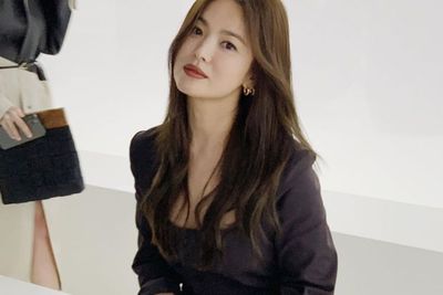 Intip Gaya Serba Hitam Song Hye Kyo di Milan Fashion Week 2020