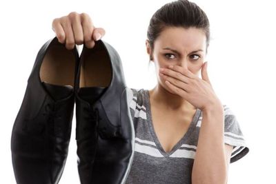 Abis Kehujanan Sepatu Berbau? Ini Tips Mengatasi Masalah Ini