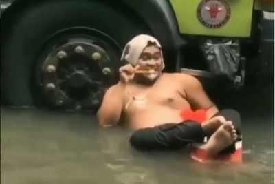 Lucunya, Aksi Santuy Warga saat Banjir Melanda