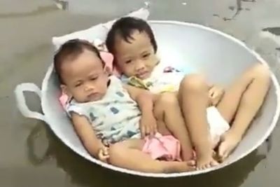 Bocah Naik Penggorengan saat Banjir, Netizen: Santuy Syekali 