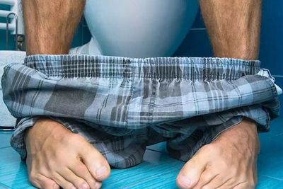 Dear Paksu, Hati-hati BAB Sambil Main HP di Toilet Berisiko Ambeien