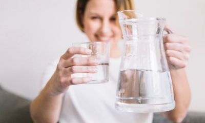Ketahui Berbagai Manfaat Minum Air Putih Hangat saat Musim Hujan