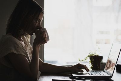 Semangat Kerja Merosot? Coba Bangkitkan dengan 7 Tips Berikut