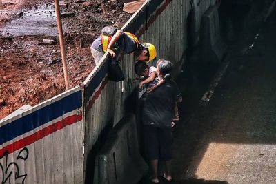Kisah di Balik Foto Ayah Cium Anak dari Atas Pagar