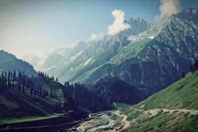 Masuk Wilayah India, Seperti Ini Keindahan Dataran Kashmir 