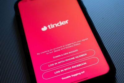 Pengguna Aplikasi Kencan Online Sudah Lelah untuk Lakukan Swipe ?